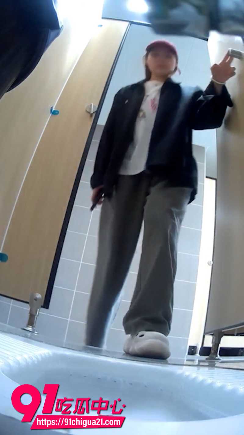 师范学院女厕所被安装摄像头偷拍 学生妹的粉嫩鲍鱼全都一览无余