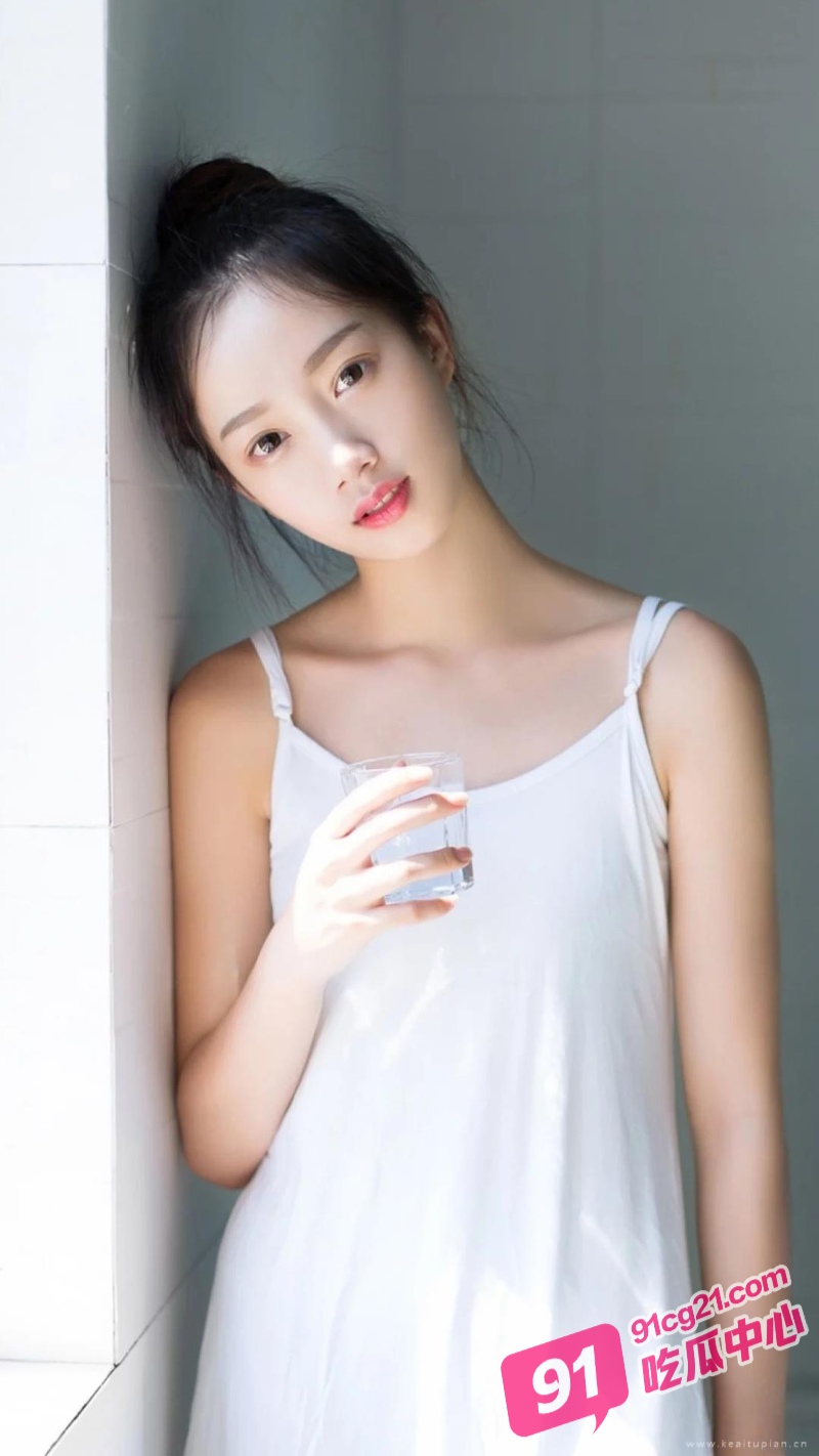 清纯学妹被我灌醉～浅浅尝一口肥嫩的小穴带回家猛操！ 配图