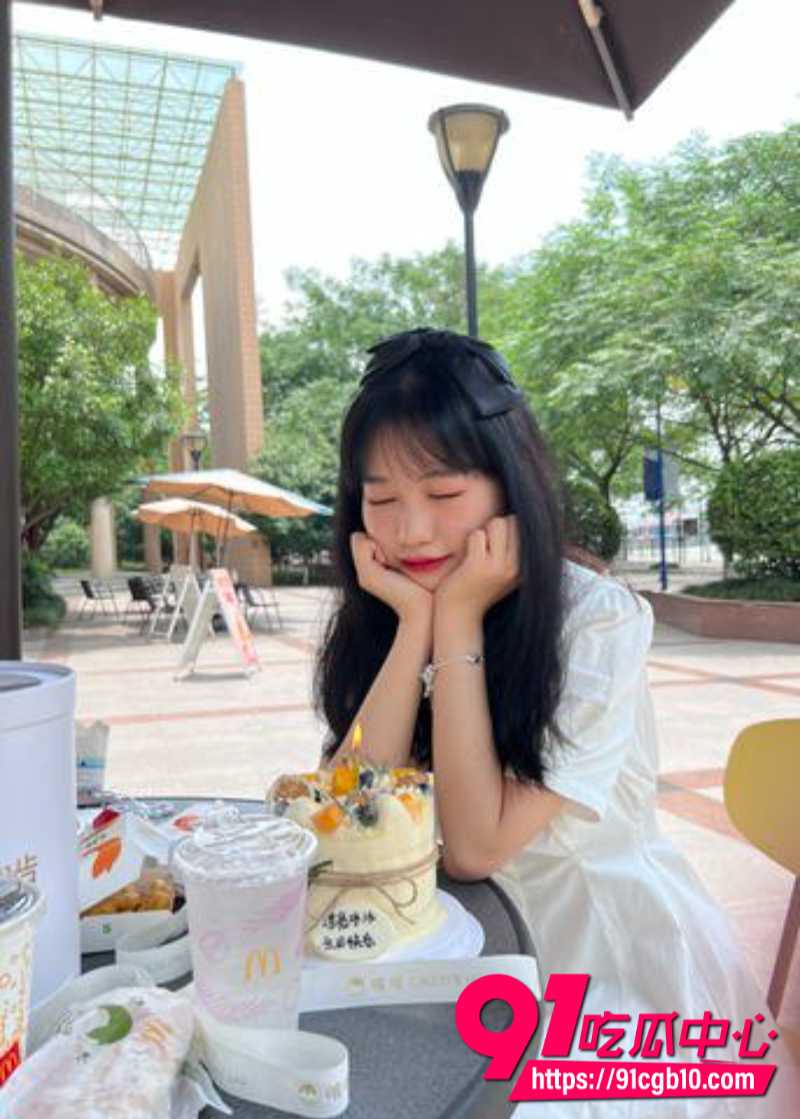 西安外国语大学反差眼镜妹momocats第三弹 身穿女仆装性爱视频流出 被狂野抽插颜射一脸精液！