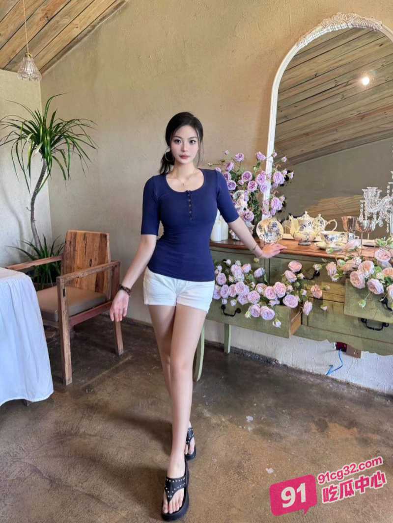 上海娇妻惠莹玉在家自慰被自己的霸总老公发现 霸总直接杀回家中爆干骚货！ 配图3