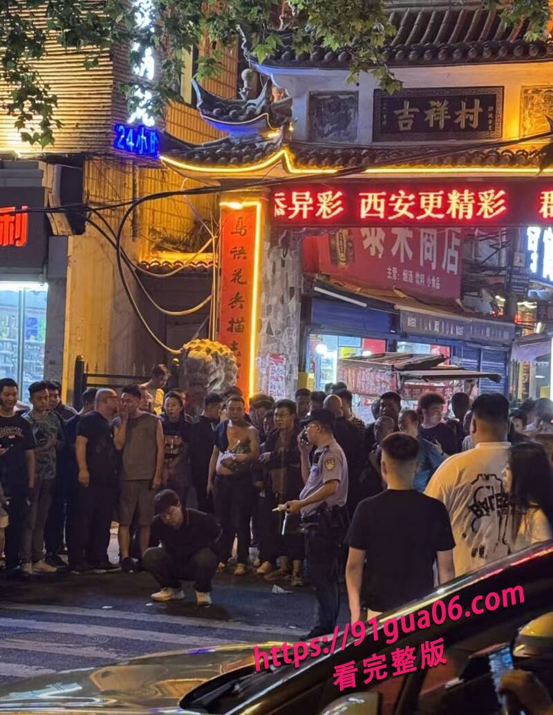 陕西西安男子街头伤人02