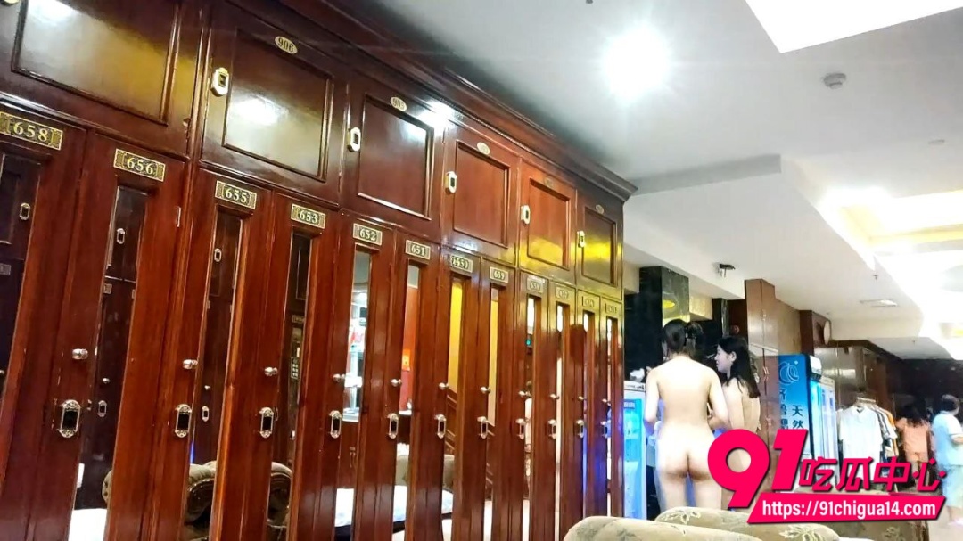 洗浴会所女更衣室偷拍1 洗浴会所女更衣室偷拍1