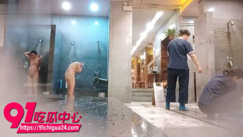 保洁大妈随身携带针孔摄像头偷拍女澡堂内部洗澡画面5