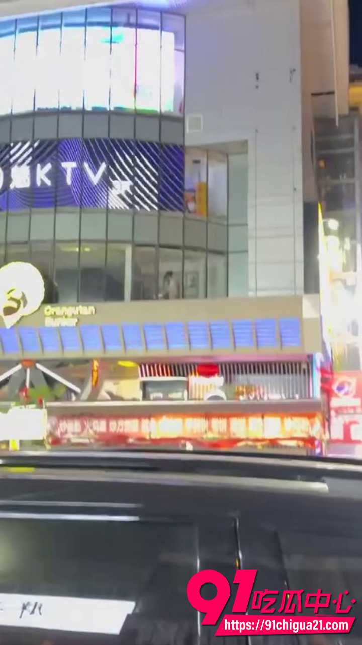 商场里高颜值小情侣忘情缠绵 男的抱着妹子狂亲 手直接伸进裤子里扣弄湿透小穴 全程放纵太刺激了