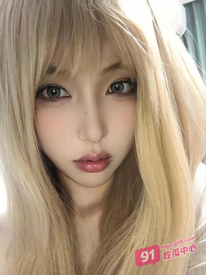 母子乱伦之和朋友一起3P美艳小妈 多角度轮流猛干爽翻了~ 配图2