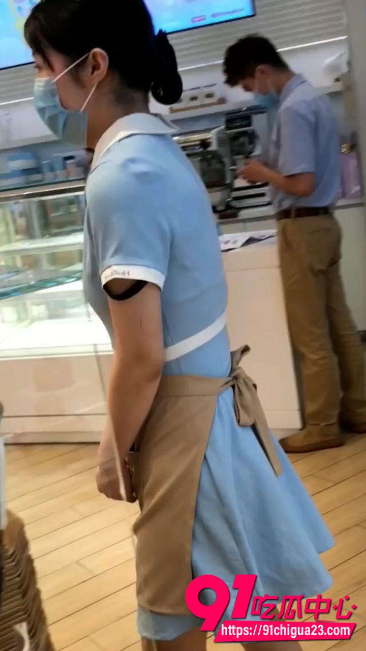 抄底大神偷拍好利来肉丝小姐姐 蓝制服下肉色丝袜被扯破 像是刚大战完!