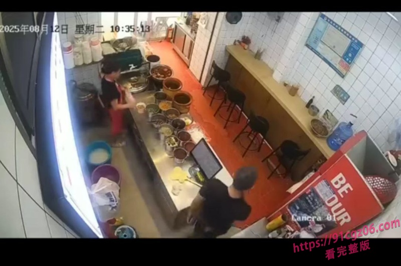 猥琐男追着女店员骚扰 见女孩老实 强行搂抱袭胸 光天化日猥琐19岁少女 监控视频曝光