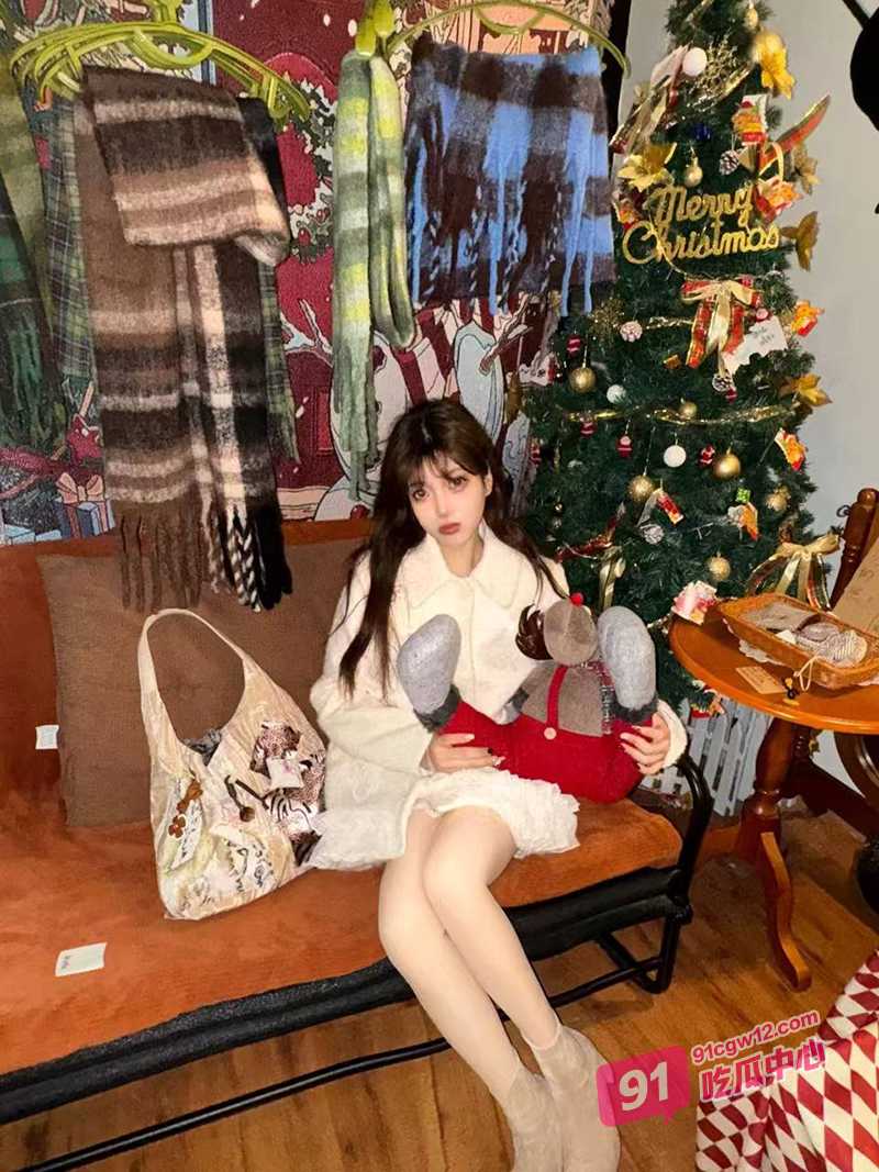 调教女王调教多名清纯女 沦为任女王辱骂受虐的母狗 舔脚打屁股随意玩弄 这些妹子太可怜了！ 配图2