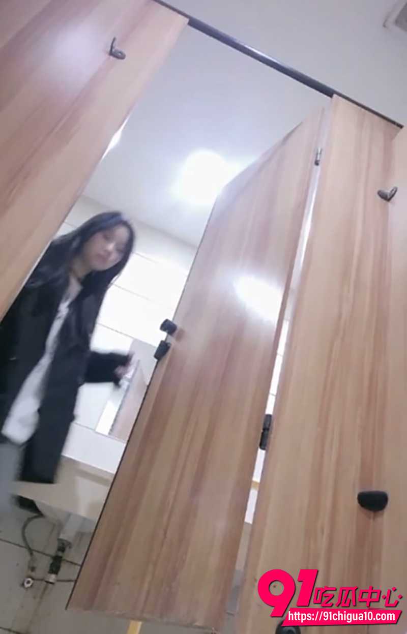 精品女厕后景偷拍 8