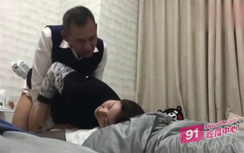 广州美容院老板娘店内偷情 拉下卷帘门直入正题 这真刺激！ 配图3