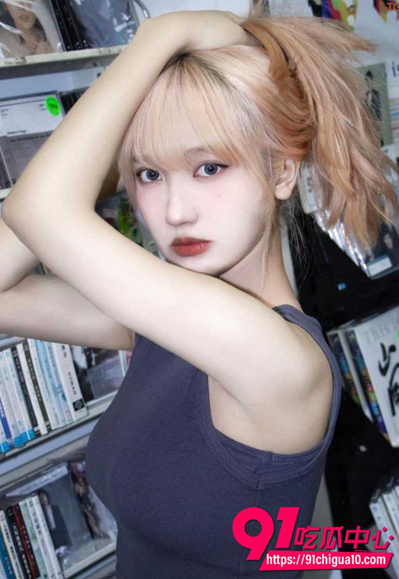 台湾INS女神 艾莎 被假经纪人诱骗全裸身材展示 完整视频流出疯传!