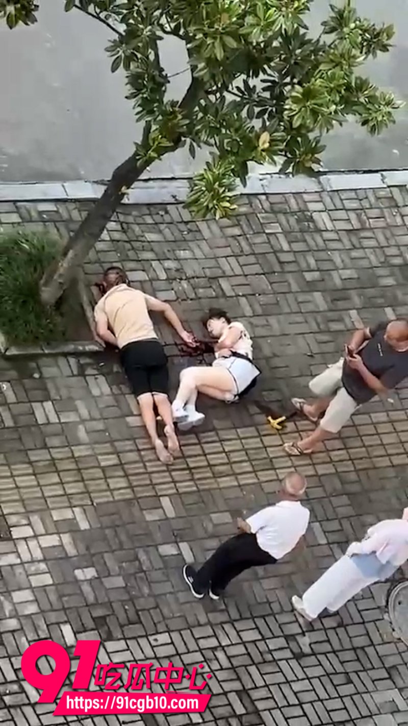 章柃小区已婚少妇偷情被原配老公抓奸直接把捅死8 章柃小区已婚少妇偷情被原配老公抓奸直接把捅死8