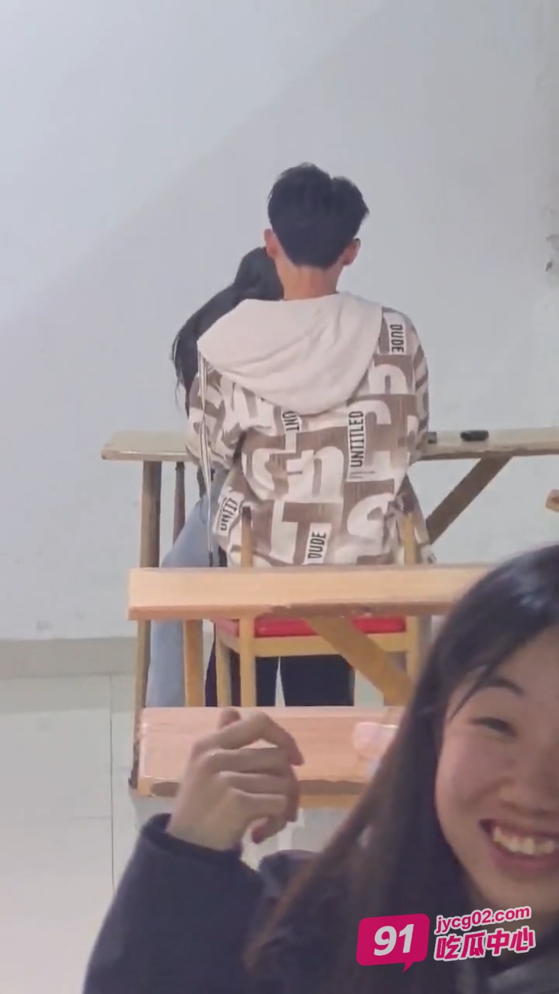 齐鲁大学餐馆大事件!情侣当众干活 妹子主动上位蹭~