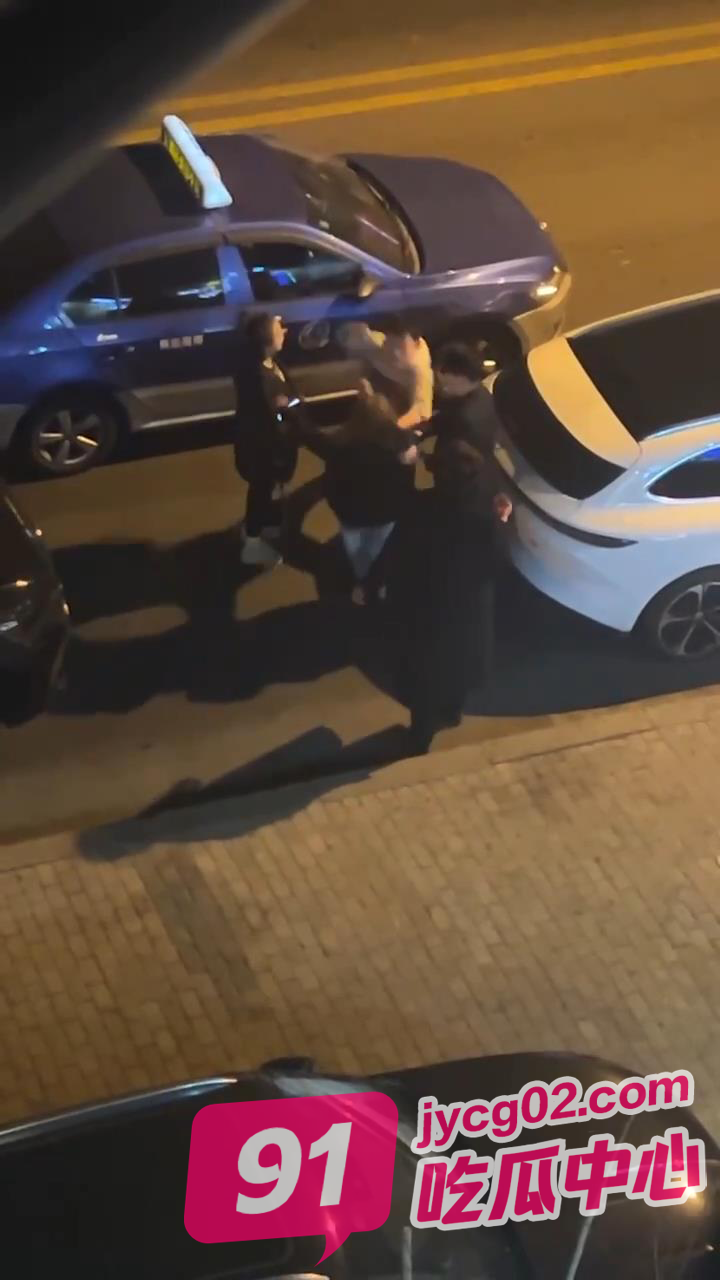 青岛海博男子一拳KO小仙女！妹子当场被打进icu！ 配图3