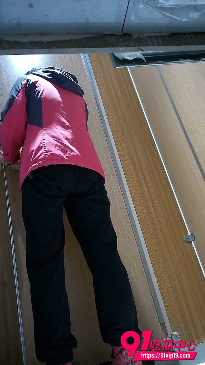7月流出高校女厕后拍1 7月流出高校女厕后拍1