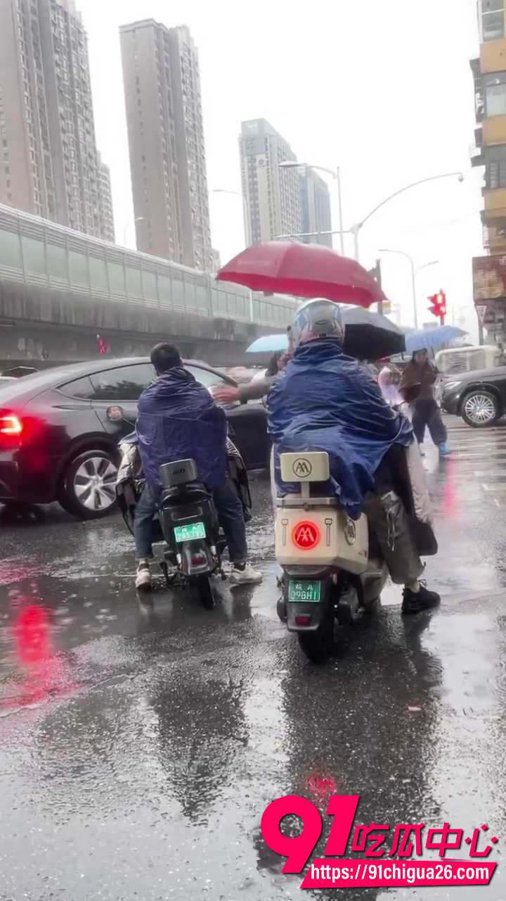 路怒男下车发飙直接被按在地上狠打5