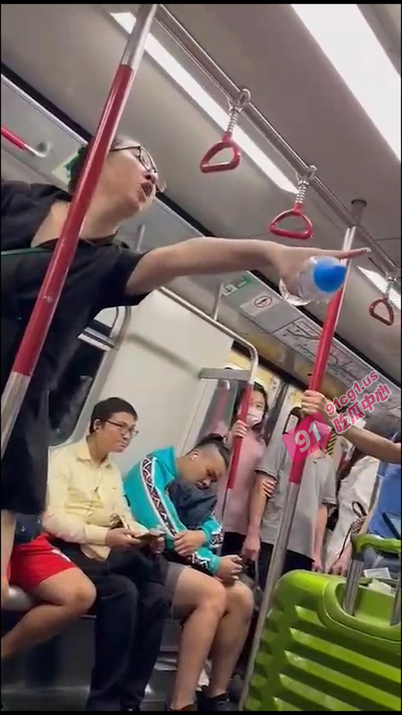 继地铁判官后 某地女战神再现江湖 二人面目狰狞 满口粗言 被网络疯传