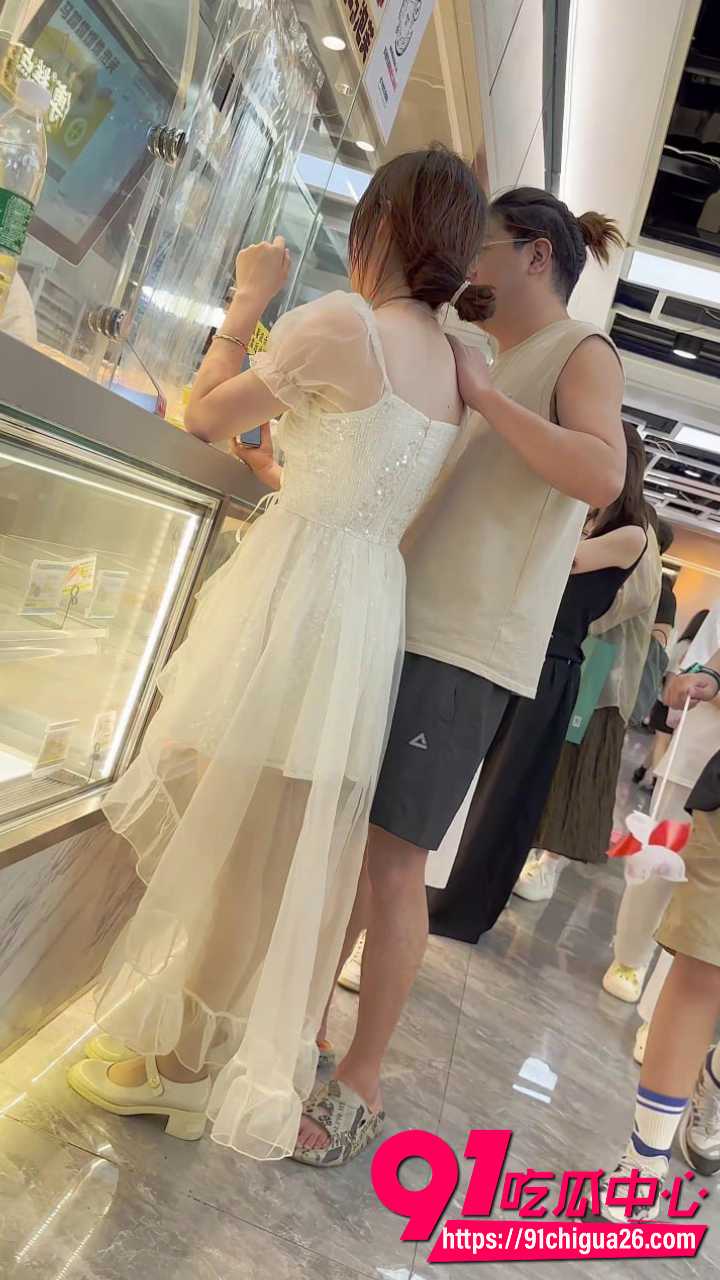 高颜值美女短裙白丝内裤走光5 高颜值美女短裙白丝内裤走光5