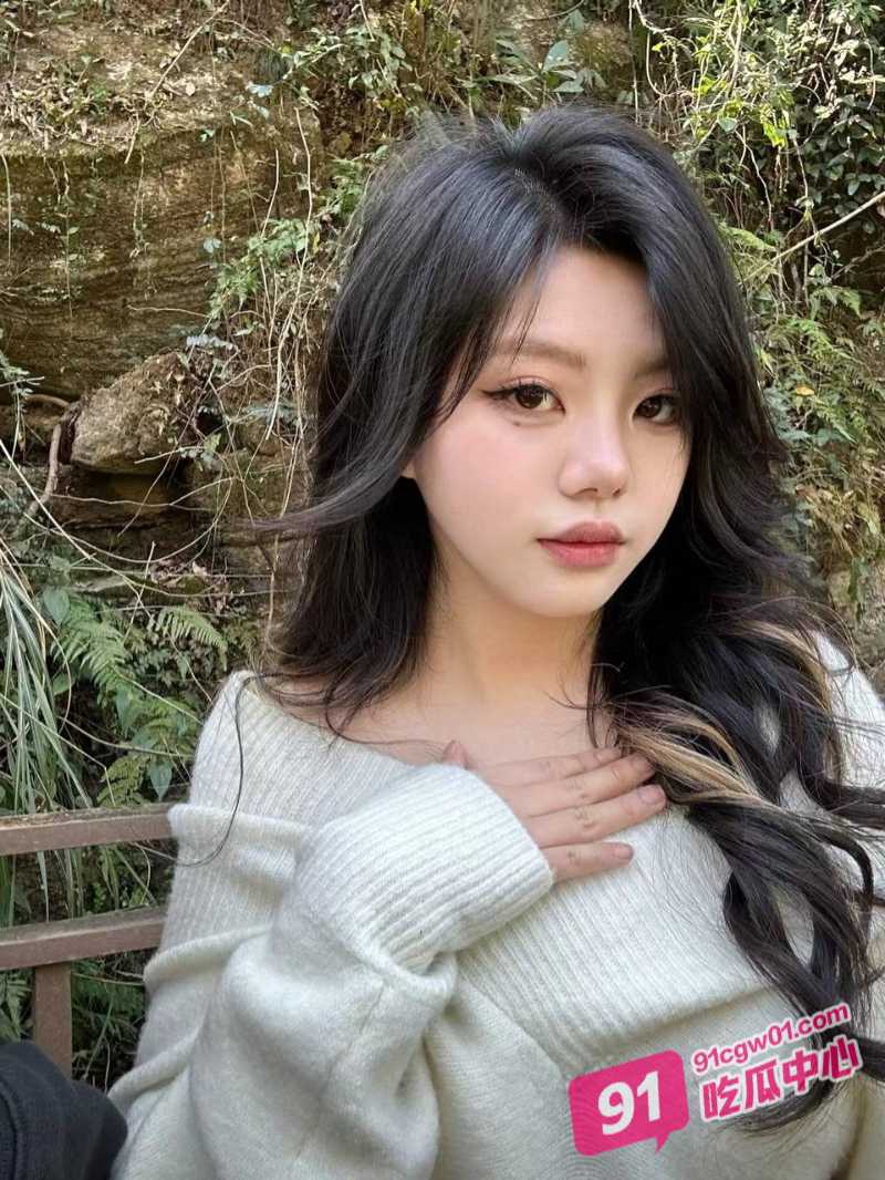 深夜撸管推荐～美女滨边栞帆与同事雨中淋湿 换衣之时被同事撩拨侵占！