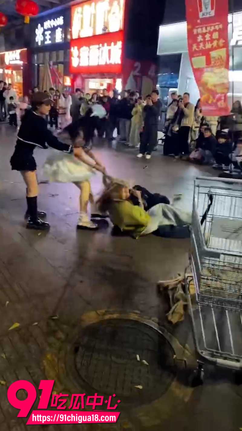广西精神小妹在普宁广场打群架现场画面8