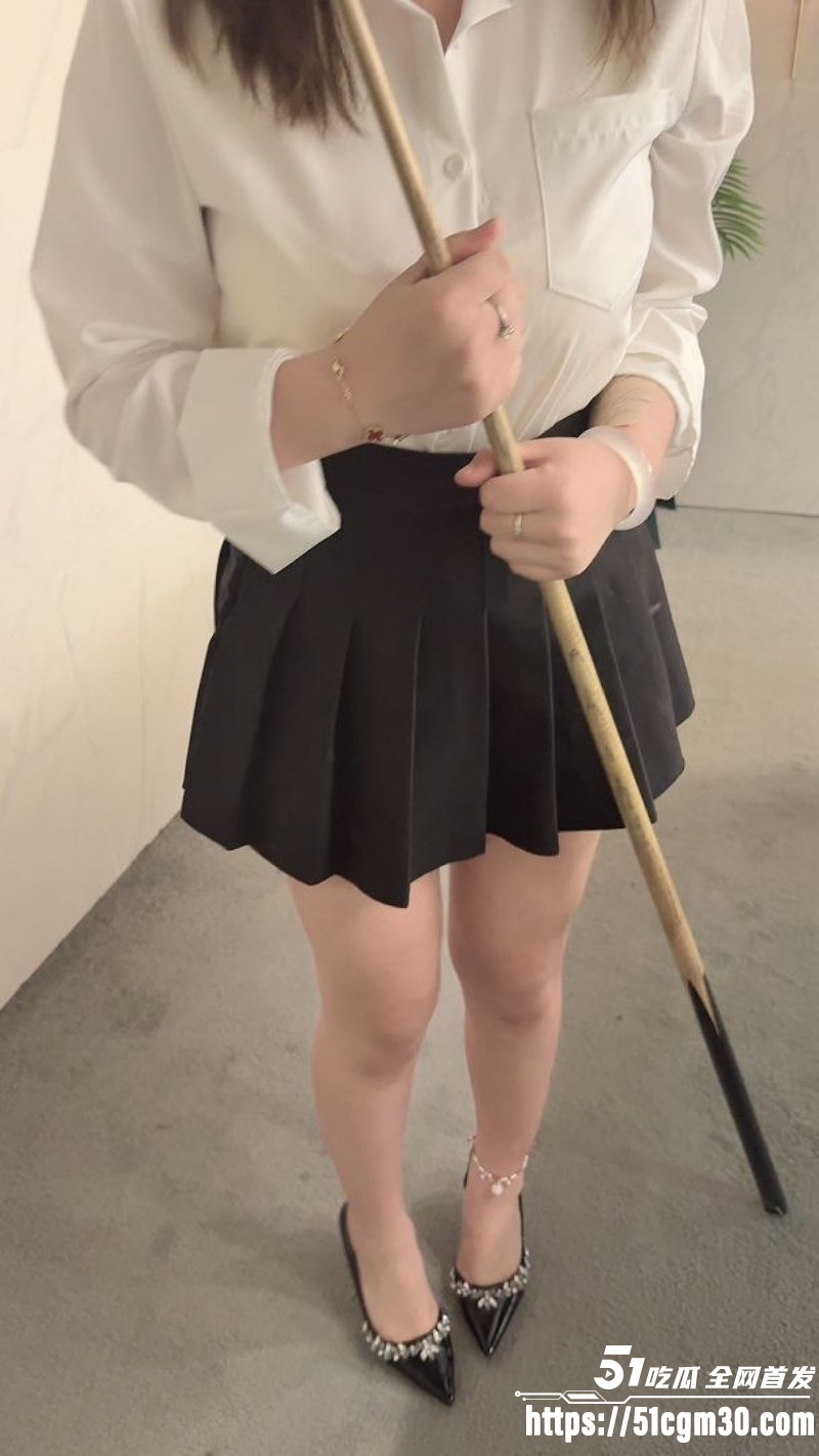 奶子即正义重金拿下18岁巨乳台球助教01