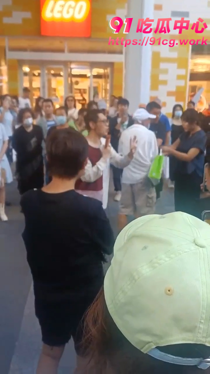 七旬大爷老“裆”益壮 咸猪手伸向貌美女子 当场被抓包 这回跑不掉了