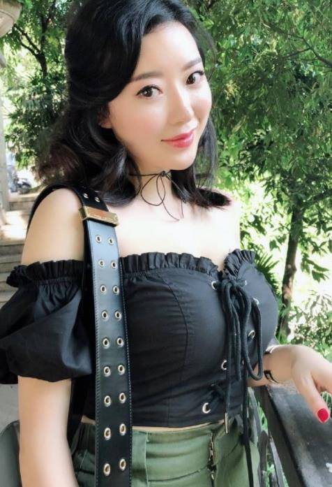 因刘强东爆红的蒋娉婷 魔鬼身材炸裂 清纯东方脸西方丰满身材 想低调都难 配图