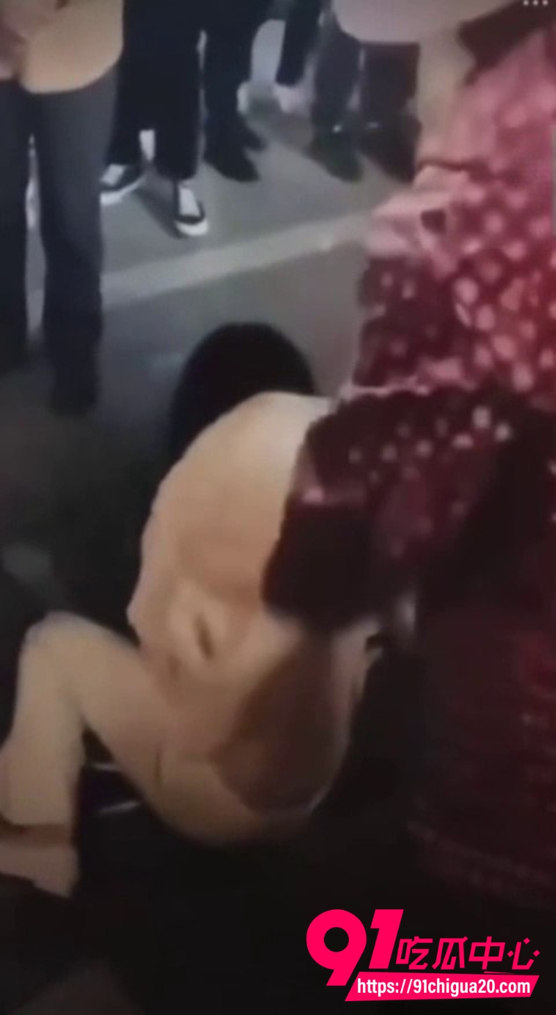 潭万豪街头抓小三3