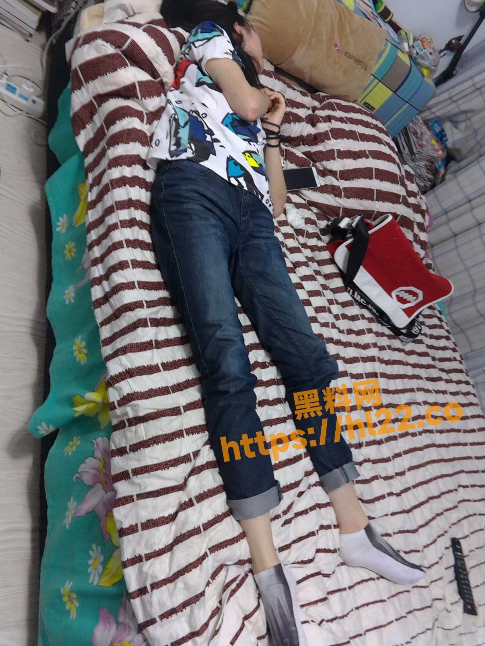 台湾中学生吊炸天～中学生就懂得把女同学带回家迷奸！浓密的逼毛看着还很嫩像是个处女～