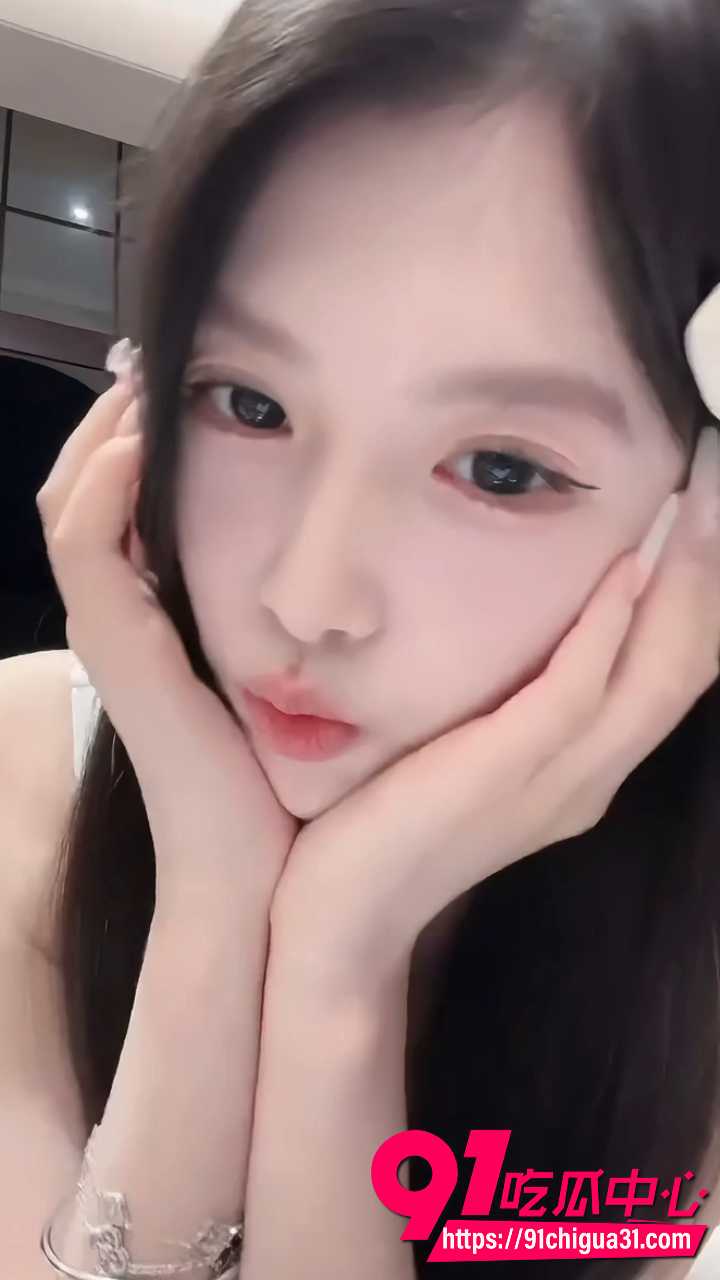 网红萧萧不吃辣直播时故意走光6