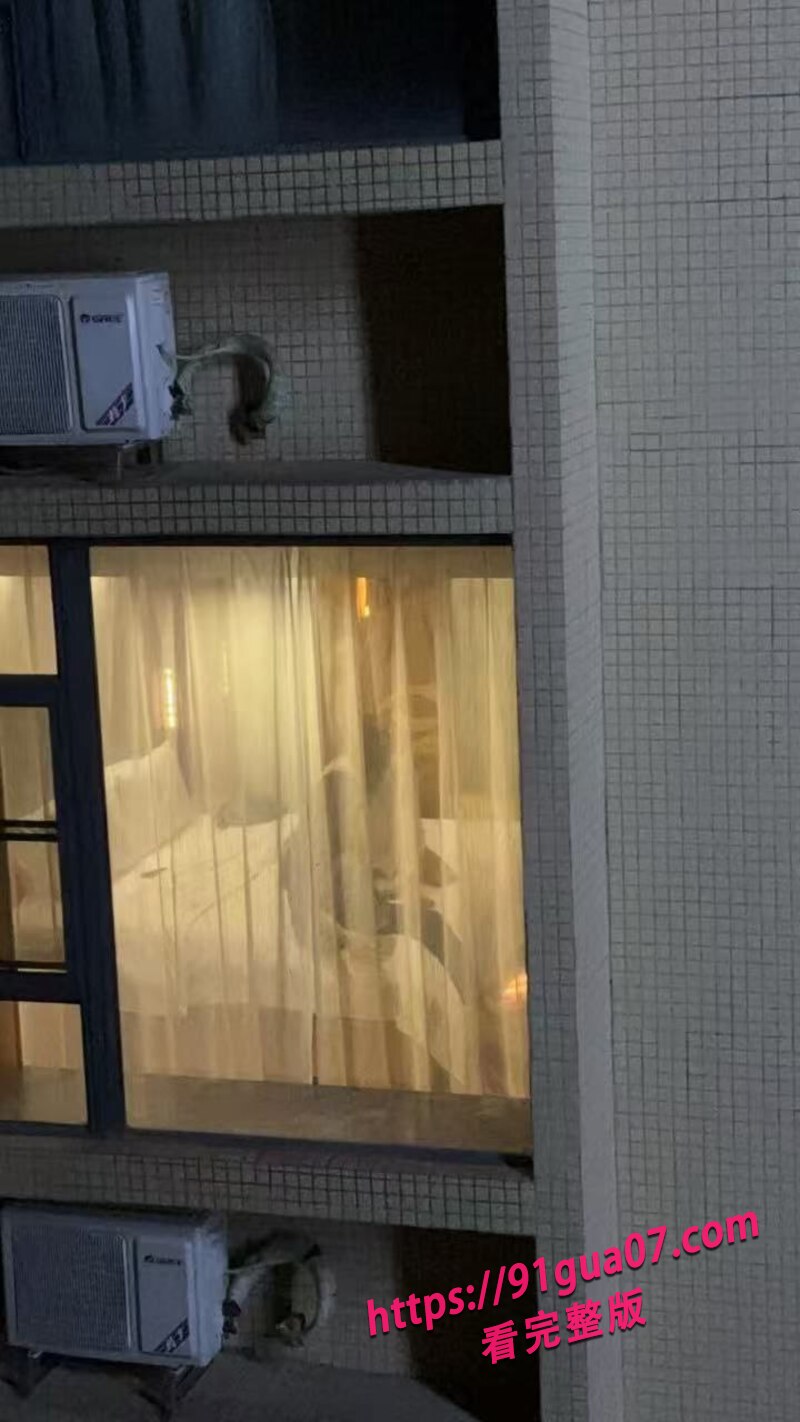 小情侣做爱不关灯被邻居偷拍 现场上演真人版皮影戏