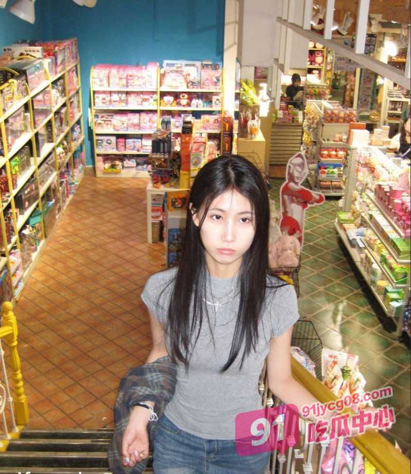富哥包月女大学生 娇小的身体随着颤抖 各种玩弄真让人心疼！ 配图2