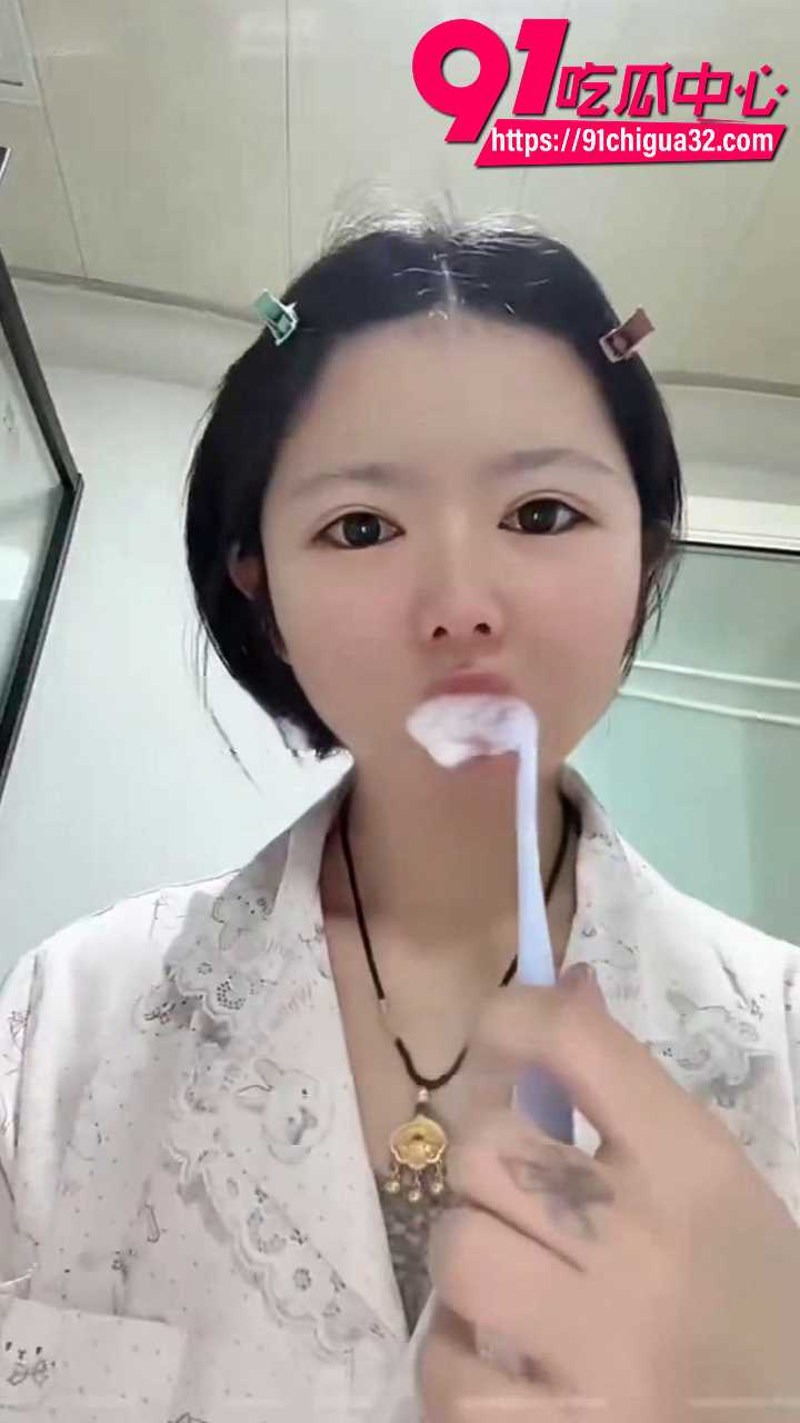 露脸双马尾少萝 JK制服户外公园插穴自慰尿尿喷水 穿女儿服被金主猛插