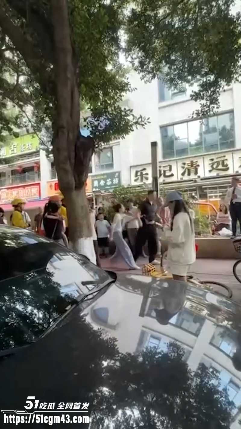 原配当场抓奸丈夫出轨 小三公开承认身份 4 原配当场抓奸丈夫出轨 小三公开承认身份 4