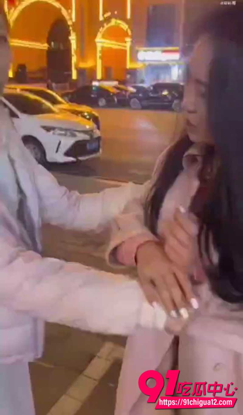 原配街头怒抓小三3