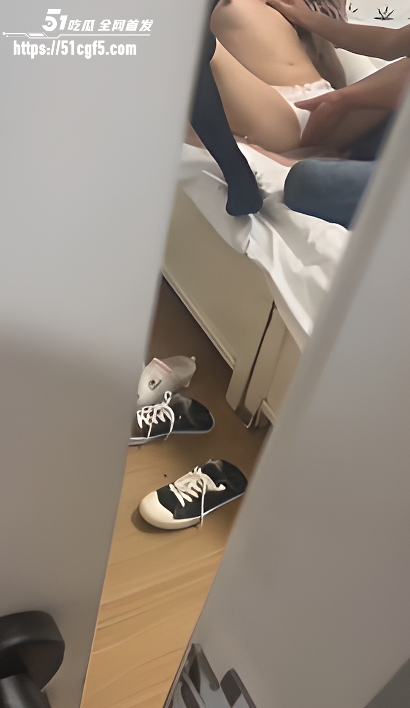 和妹妹同居的日子看着朋友和妹妹做爱01