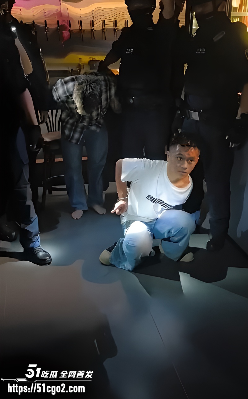 精神小伙深夜酒吧袭警  4