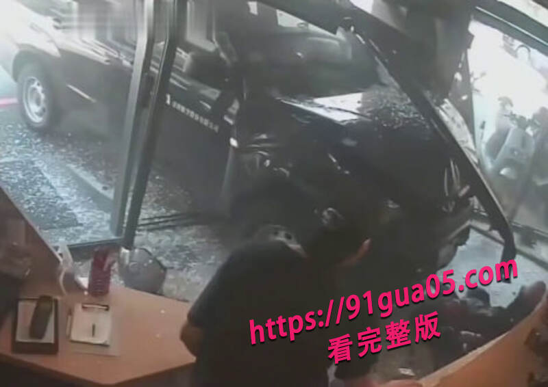 监控下的命悬一线 惊险画面看得人冷汗直流