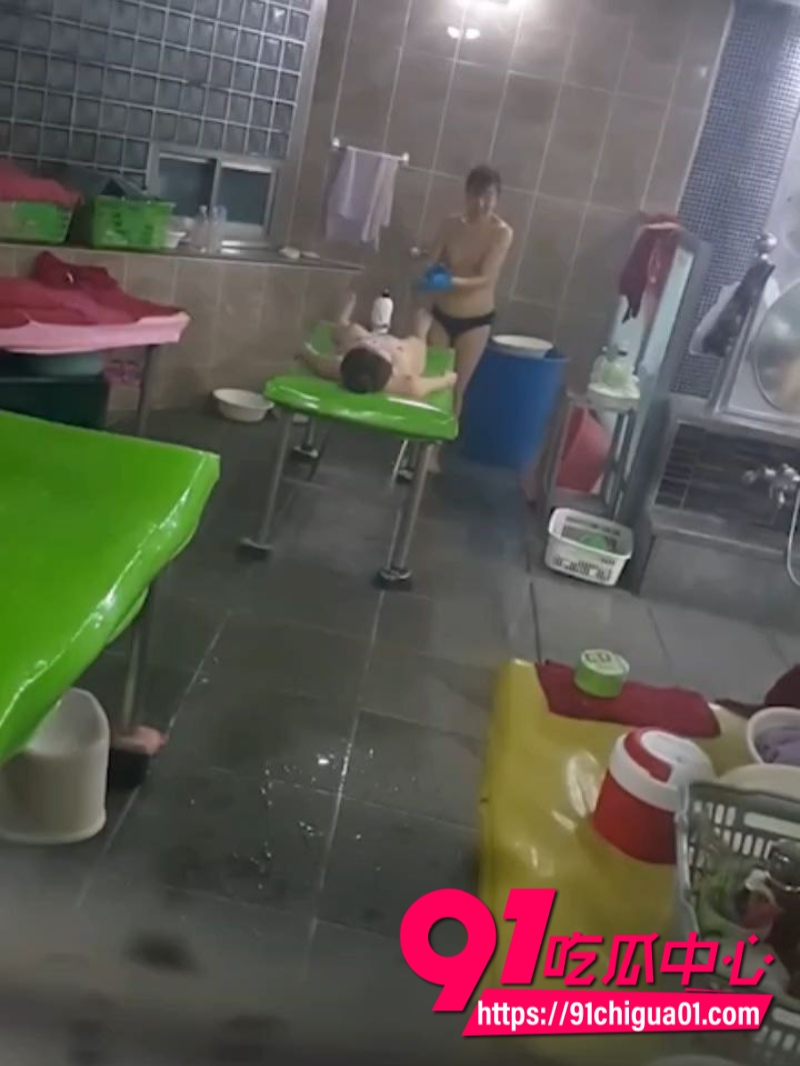 大神爬墙偷窥洗浴中心美少妇光溜搓澡水花四溅6