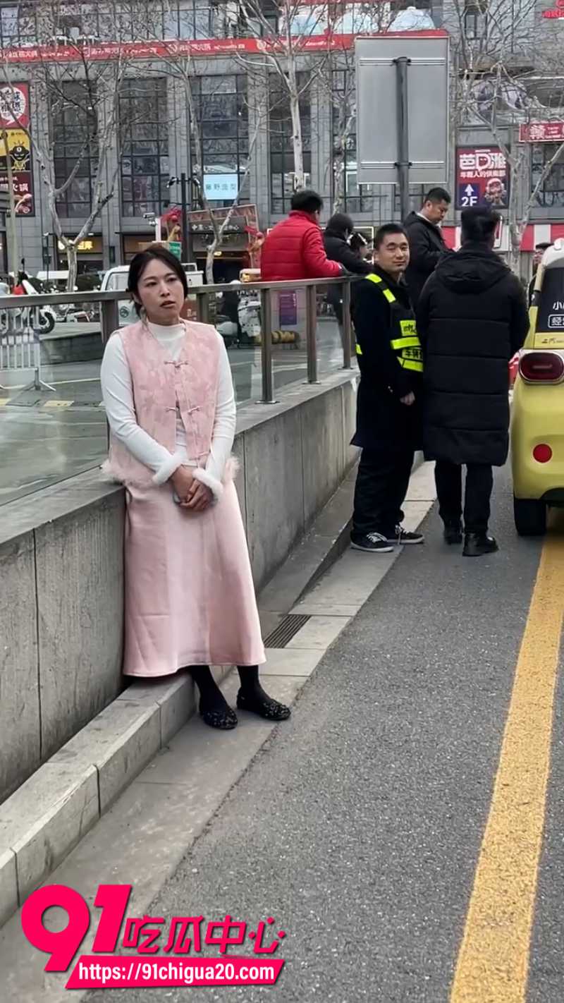 江苏扬州男司机和女司机发生剐蹭后扇了女的一巴掌5