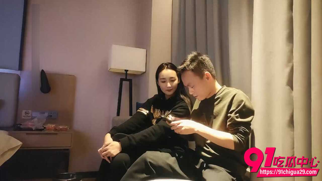 步宾探花约操傻乎乎长发妹子 床上被猥琐男各种姿势操到腿软 最后吐槽对方有狐臭