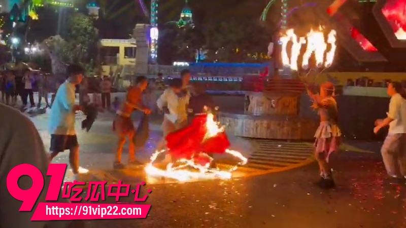 江苏徐州乐园演出突发惨剧女演员表演火裙舞裙摆爆燃瞬间秒变火球2 江苏徐州乐园演出突发惨剧女演员表演火裙舞裙摆爆燃瞬间秒变火球2
