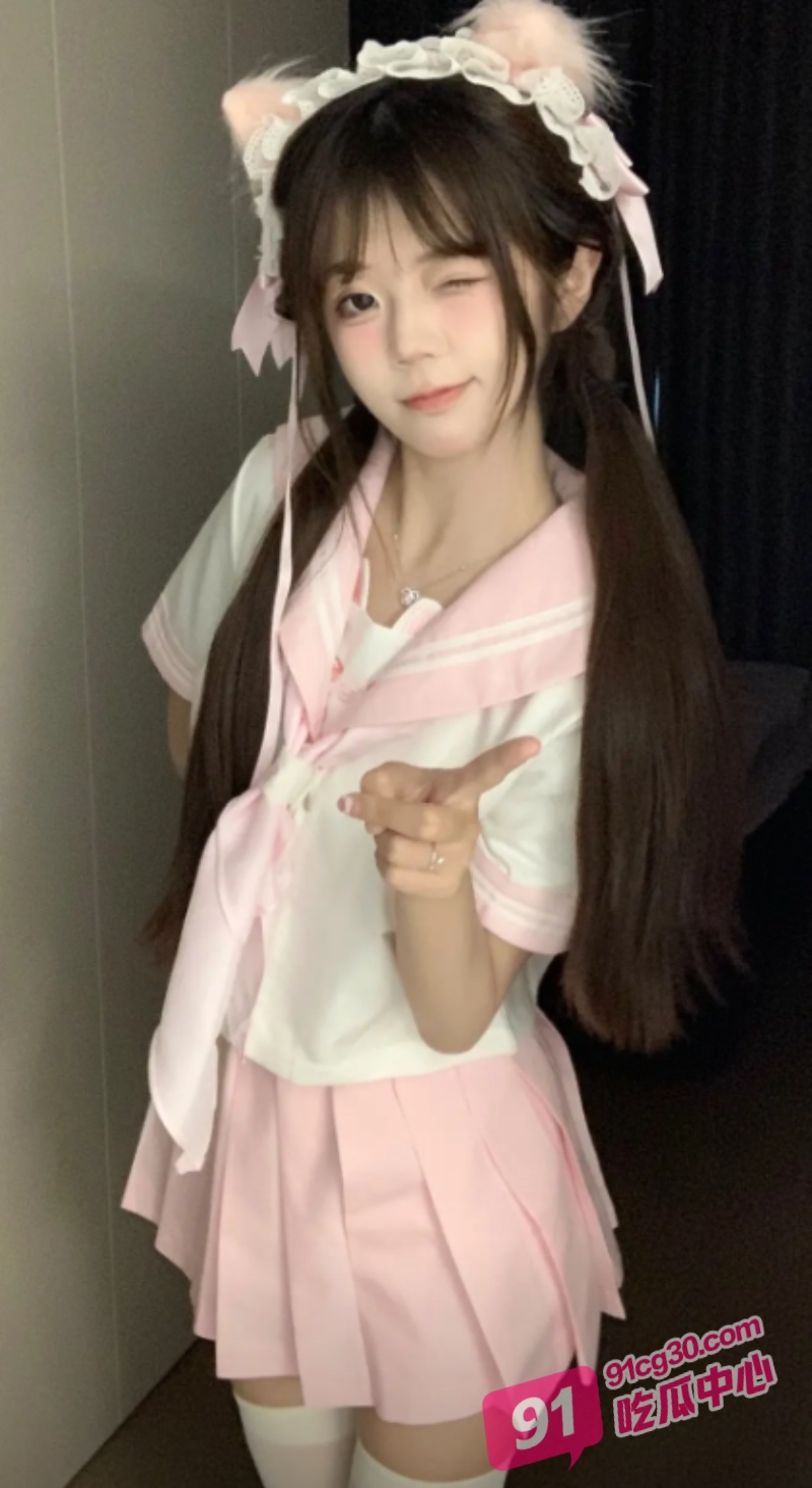 萝莉少女秦可心居家玩跳蛋自慰 被突然回家的男友按在床前激烈打桩！ 配图3