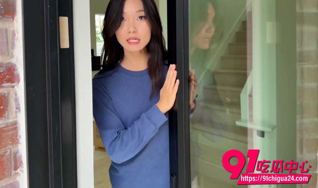 推特媚外女留学生LucyMochi最喜欢跟外国人肛交爆菊 这次邀请洋屌到家中爆干她!