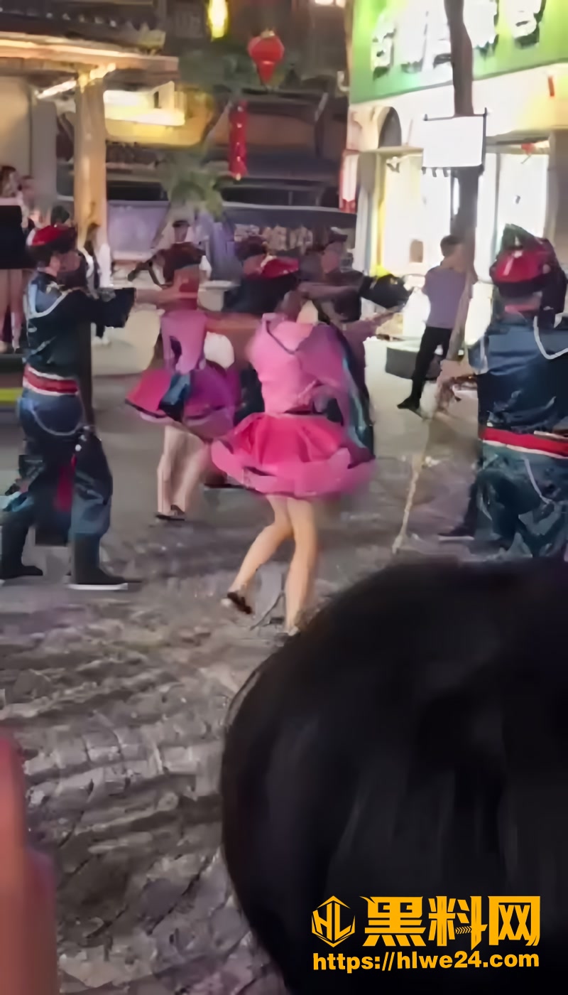张家界72奇楼夜间上演湘西赶尸舞 调皮女僵尸摇铃配乐 引发游客围观