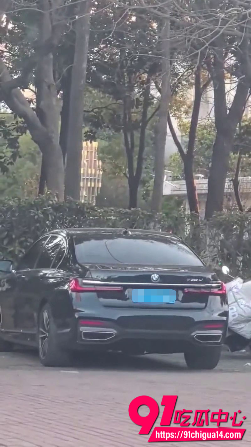 瓜友投稿最新嫖娼方式 美女骑电动车上门 跟土豪在路边车震激战