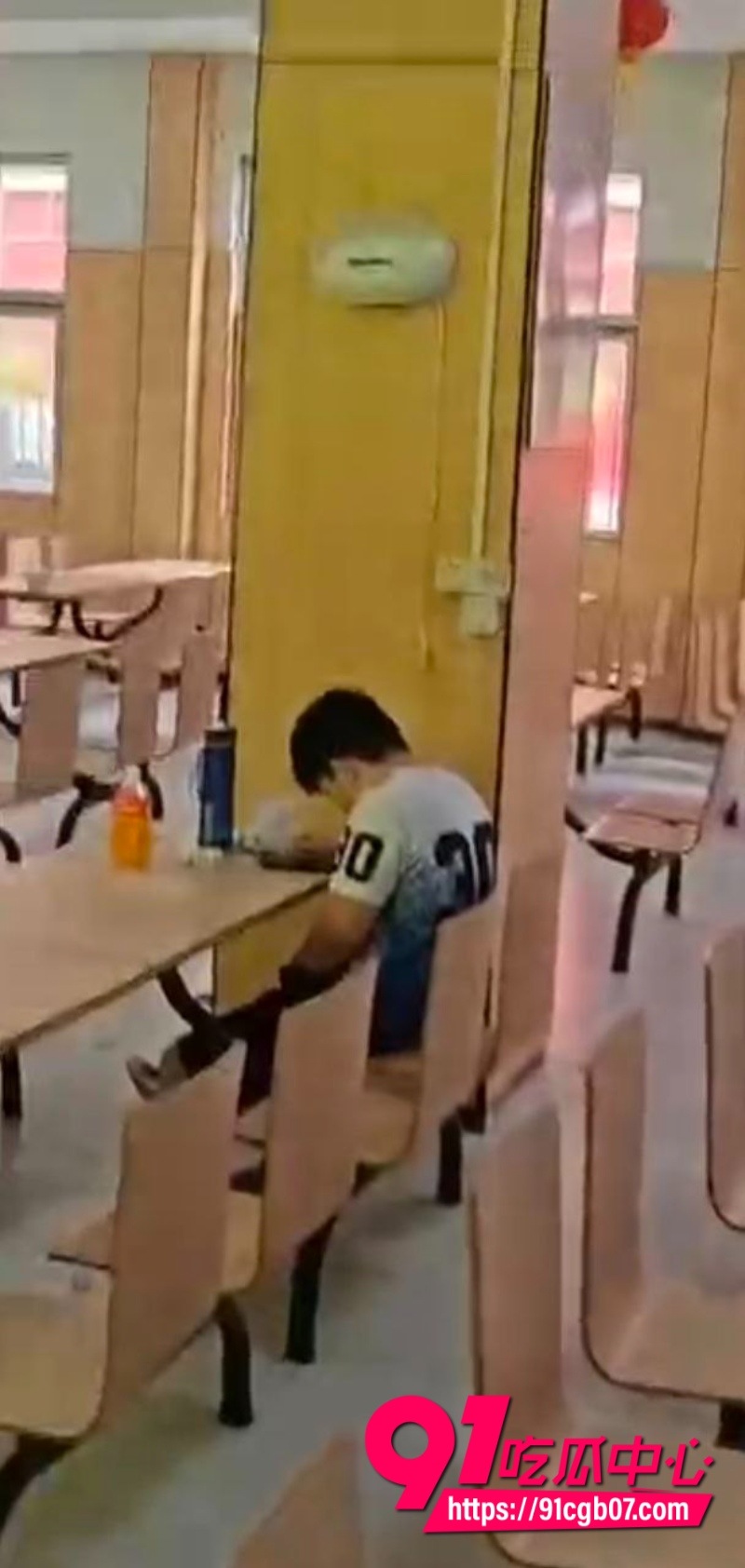 现在学生这么饥渴？直接在食堂打飞机4