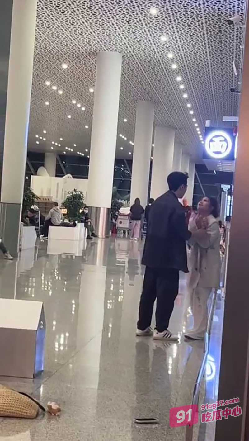抖音64万粉丝和平精英主播 林七夜 脚踏两只船败漏 深圳机场两女友偶遇 混战场面真精彩 配图4