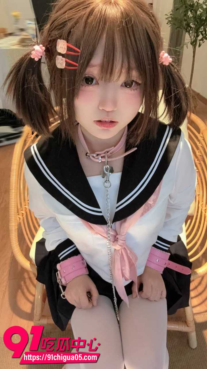 顶级日系福利姬神沢永莉新作 双马尾JK制服配粉色皮革项圈狗链 蕾丝内裤半褪露黑森林