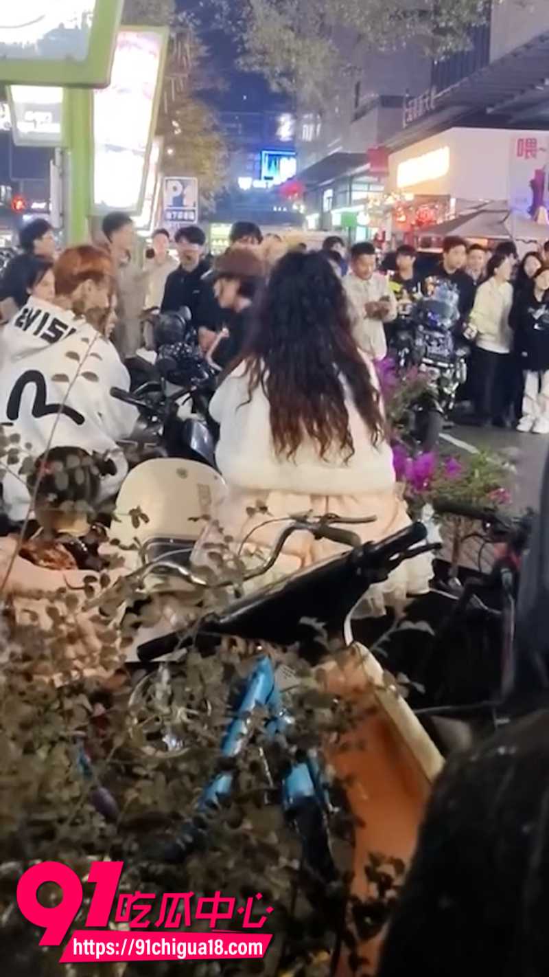 广西精神小妹在普宁广场打群架现场画面6